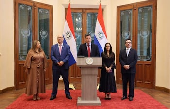 Óscar Lovera asumió como titular del Ministerio de Economía y Finanzas, presentando a sus nuevos viceministros en un anuncio oficial.