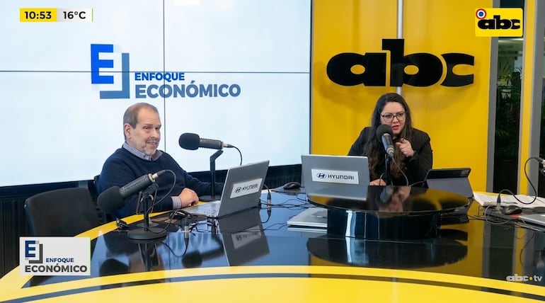 El economista Manuel Ferreira junto a la periodista Prince Otto este sábado en el curso del programa Enfoque Económico emitido por ABC TV. (Captura de pantalla).