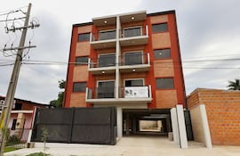 Este es el Edificio Las Residentas I, construido por el MUVH, donde el senador Javier Chaqueñito Vera fue adjudicado un departamento en el marco del programa "Viviendas Economicas" para familias de la clase media.