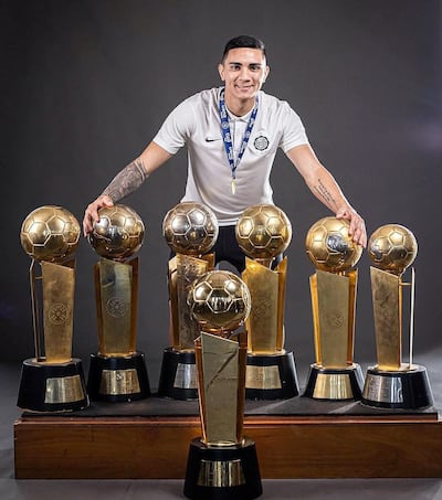 Hugo Francisco Fernández Martínez, con los trofeos conquistados con Olimpia.