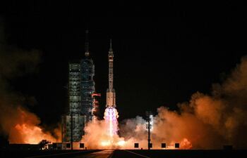 Un cohete portador Larga Marcha-2F, que transporta la nave espacial Shenzhou-21 y una tripulación de tres astronautas, despega desde el Centro de Lanzamiento de Satélites de Jiuquan, en el desierto de Gobi, en el noroeste de China, el 31 de octubre de 2025.