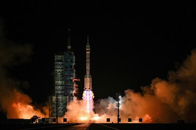Un cohete portador Larga Marcha-2F, que transporta la nave espacial Shenzhou-21 y una tripulación de tres astronautas, despega desde el Centro de Lanzamiento de Satélites de Jiuquan, en el desierto de Gobi, en el noroeste de China, el 31 de octubre de 2025.