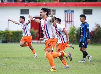 Guillermo Alexis Beltrán (41 años), en el festejo de su gol para el puntero 3 de Noviembre, que venció de manera ajustada a Atlántida por 1-0.