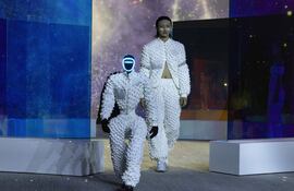 Robots humanoides y modelos desfilan mientras presentan creaciones en el “Mach33: Physical AI Fashion Show” de Galaxy Corporation en Seúl el 28 de mayo de 2026.