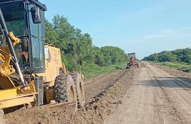 Trabajos de perfilados realizados por maquinarias del MOPC y la Gobernación, ayudan a mantener transitable el camino, aunque todo el trabajo quedará en la nada si llegan las grandes lluvias.