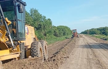 Trabajos de perfilados realizados por maquinarias del MOPC y la Gobernación, ayudan a mantener transitable el camino, aunque todo el trabajo quedará en la nada si llegan las grandes lluvias.