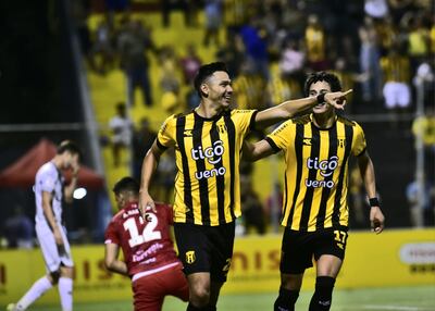 Festejo de Walter González después de anotar el segundo de Guaraní