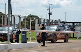 Policiales salen de una cárcel federal de "máxima seguridad" (Ilustrativa, de archivo).