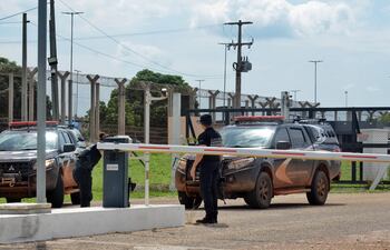 Policias salen de la cárcel federal de Mossoró, considerada de "máxima seguridad" y que sufrió la fuga de dos presos este miércoles 15 de febrero, en Mossoró (Brasil).