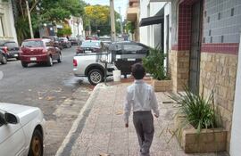 Empresas sobre 15 de Agosto y Manduvirá lavan sus móviles sobre la acera. "Anda quéjate a la municipalidad" es la respuesta que lanzan los encargados.