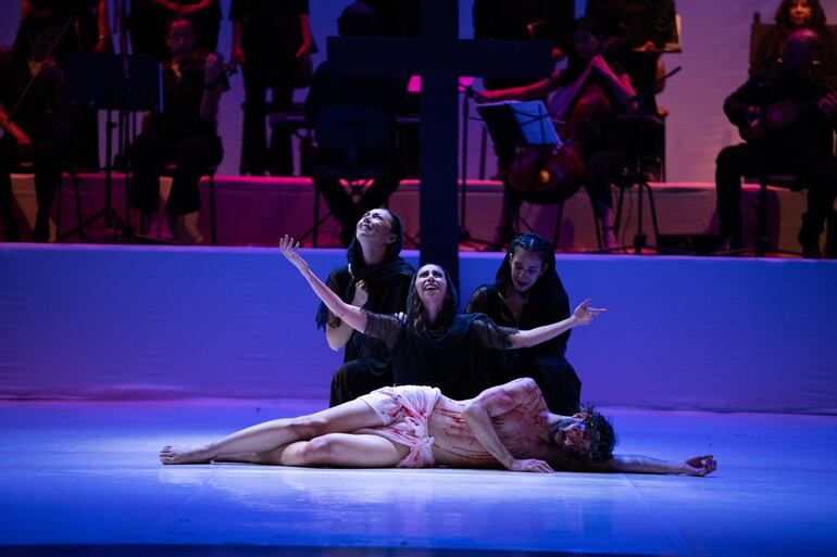 Más de 50 artistas participarán en la representación de “Kurusu Rape – Vía Crucis”, mostrando la pasión y el camino de Cristo mediante la danza, música y actuación.