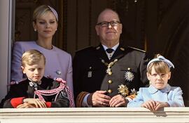 La princesa Charlene de Mónaco, el príncipe Jacques de Mónaco, el príncipe Alberto II de Mónaco y la princesa Gabriella posan en el balcón durante las celebraciones del "Día Nacional de Mónaco".