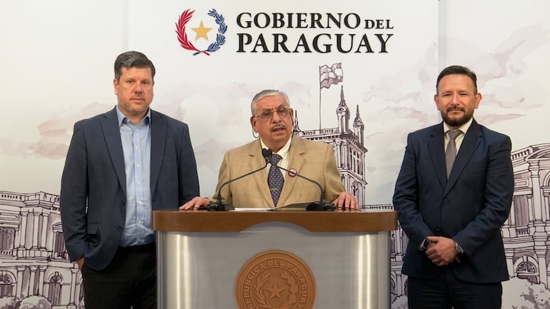 Isaías Fretes, nuevo ministro de Salud. Lo acompañan el jefe de Gabiente Civil de la Presidencia, Javier Giménez (izq.) y Derlis León, nuevo presidente de IPS (der.)