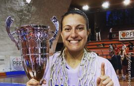 La número uno del baloncesto femenino en el país, Paola Andrea Ferrari Yegros (16/9/1985), campeona en Italia.