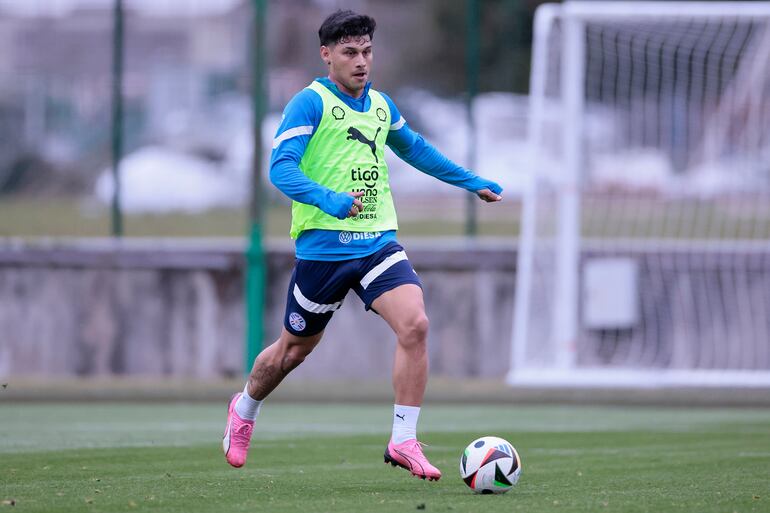 Matías Espinoza será el lateral izquierdo de la Albirroja