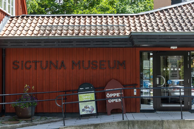 Entrada y el cartel al Museo Sigtuna, Suecia.