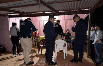 Policías realizan un procedimiento en la vivienda de la joven denunciada por infanticidio en Santaní en una zona rural