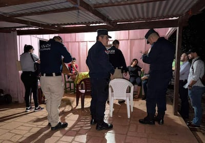 Policías realizan un procedimiento en la vivienda de la joven denunciada por infanticidio en Santaní en una zona rural