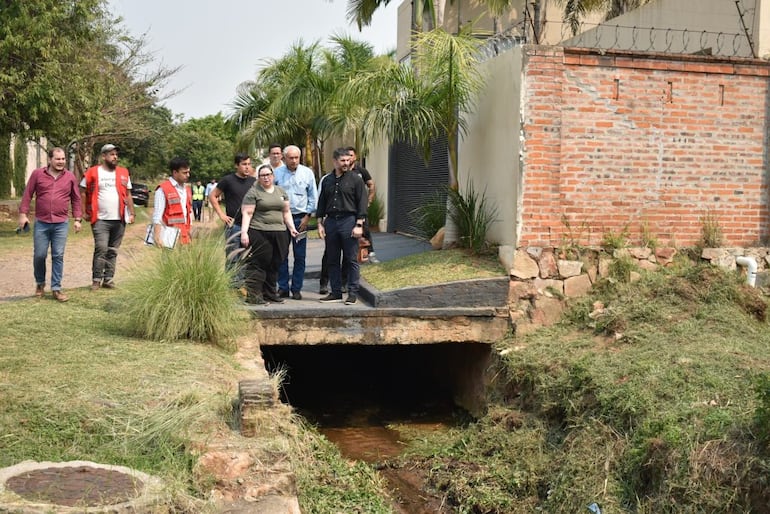 Rodríguez, entonces intendente, recorriendo la zona donde debían realizar las obras.