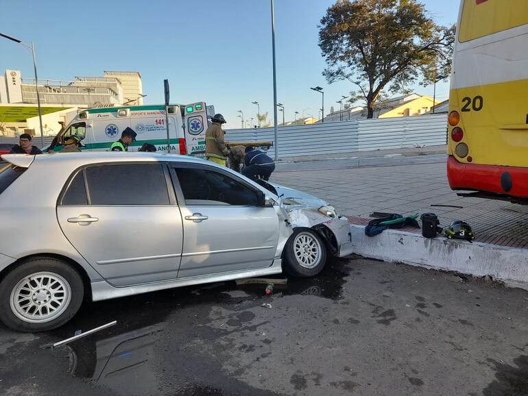 El automóvil registró fuertes daños materiales.