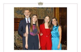 La Casa Real ha distribuido la felicitación navideña de los reyes Felipe y Letizia, y sus hijas, Sofía y Leonor, con una fotografía inédita de los cuatro de los actos de celebración del décimo aniversario de la proclamación del monarca español.