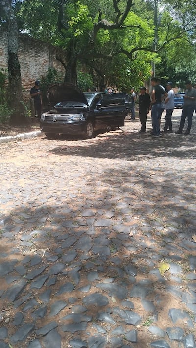 Policías inspeccionan el auto de Ríos Cañete, que estaba abandonado en un barrio capitalino.