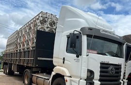 Uno de los dos camiones repletos de estructuras metálicas truss, incautados en Amambay.