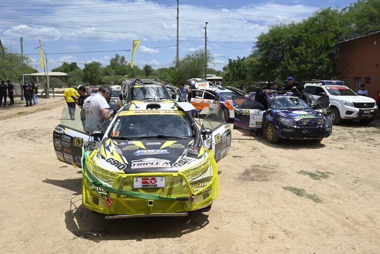 Los autos del Campeonato Nacional de Rally y las Camionetas realizan la instalación del GPS en la Terminal de Ómnibus de la ciudad de Mariscal Estigarribia, cabecera del Rally del Chaco 2026.