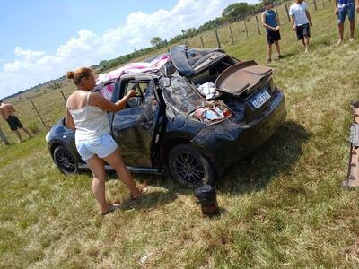 Vuelco de vehículo deja tres heridos en Caapucú.