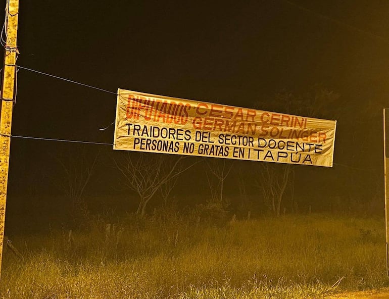 Docentes declaran personas no gratas a diputados cartistas a través de pasacalles en accesos a Coronel Bogado