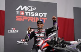 Jorge Martín celebra en el podio su victoria en la carrera sprint de Austin.
