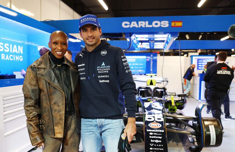 Cynthia Erivo en el garaje de Williams con Carlos Sainz antes del Gran Premio de F1 de Las Vegas en el Circuito del Strip de Las Vegas. (Peter Fox/Getty Images/AFP)
