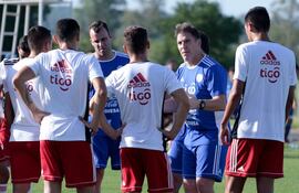 El argentino Mariano Uglessich (i-de azul), integrante del cuerpo técnico de Eduardo Berizzo (d-de azul).