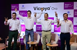 Alder Rodríguez, líder regional de marketing de Corteva; Diego Rorrato, líder regional de marketing de fungicidas de Corteva Br/Py; Gino Di Raimo JR, líder comercial de Corteva Agriscience Py, y Osmar Arias, responsable de investigación y desarrollo de Corteva Py, durante el lanzamiento del fungicida Vicroya Ora en Ciudad del Este.