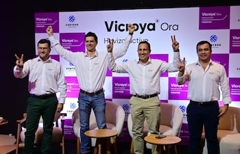 Alder Rodríguez, líder regional de marketing de Corteva; Diego Rorrato, líder regional de marketing de fungicidas de Corteva Br/Py; Gino Di Raimo JR, líder comercial de Corteva Agriscience Py, y Osmar Arias, responsable de investigación y desarrollo de Corteva Py, durante el lanzamiento del fungicida Vicroya Ora en Ciudad del Este.