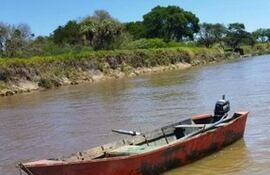 Canoa con motor en la que se encontraba el hombre que cayó al agua