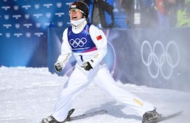 Xu Mengtao festeja el oro para China.
