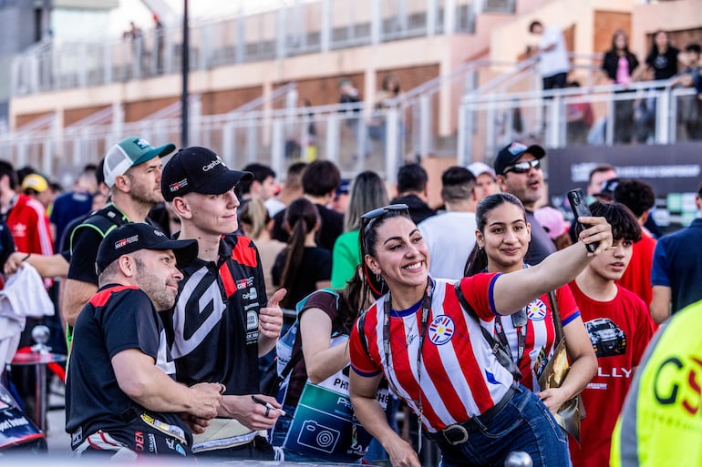 Los finlandeses Sami Pajari y Marko Salminen posan junto a una aficionada con la albirroja.