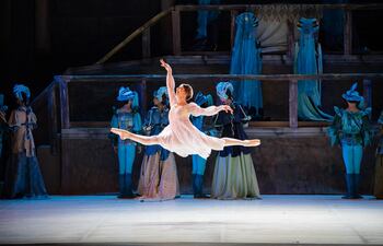 Paloma Bonnin durante una de sus presentaciones en escena.