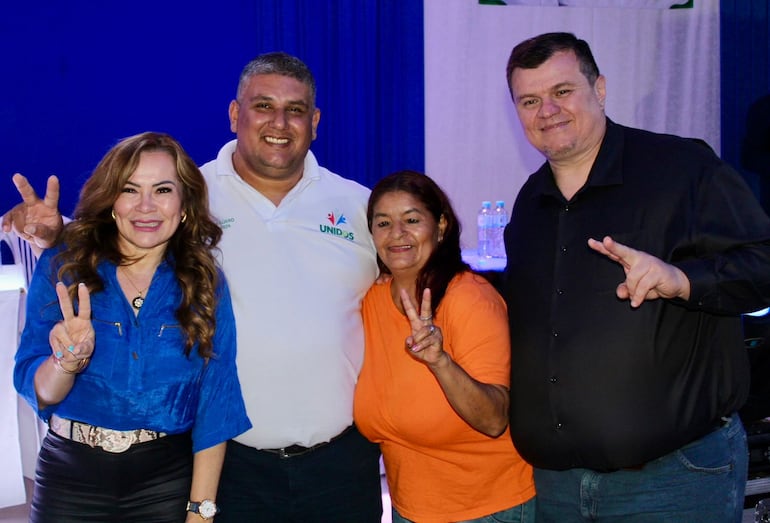 Dionisio Amarilla junto al candidato a intendente de Villa Hayes por el PLRA y la Alianza Héctor Agüero (remera blanca).