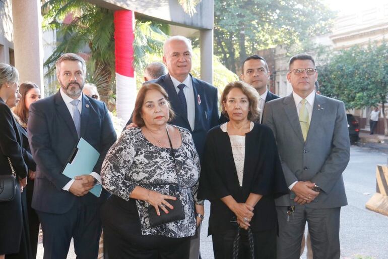De derecha a izquierda: el fiscal adjunto de Asuntos Internacionales Manuel Doldán, la madre del fiscal Marcelo Pecci, Maricel Albertini, el fiscal general Emilino Rolón, la fiscala adjunta Matilde Moreno, el fiscal Alejandro Cardozo (atrás) y el fiscal Christian Ortiz.