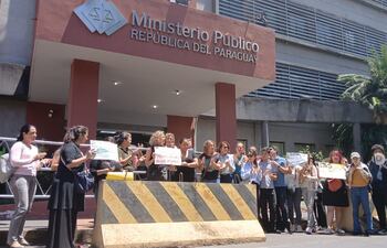 Manifestación de mujeres frente a la Fiscalía General del Estado para exigir justicia ante casos de abuso sexual infantil.
