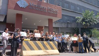 Manifestación de mujeres frente a la Fiscalía General del Estado para exigir justicia ante casos de abuso sexual infantil.