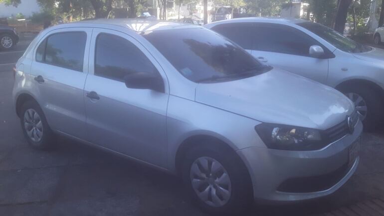 Automóvil del empleado asaltado por delincuentes.