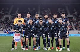 Los jugadores de la selección de Paraguay posan para la fotografía previa al partido frente a Grecia en el amistoso internacional Fecha FIFA en el estadio El Pireo, en Atenas, Grecia.