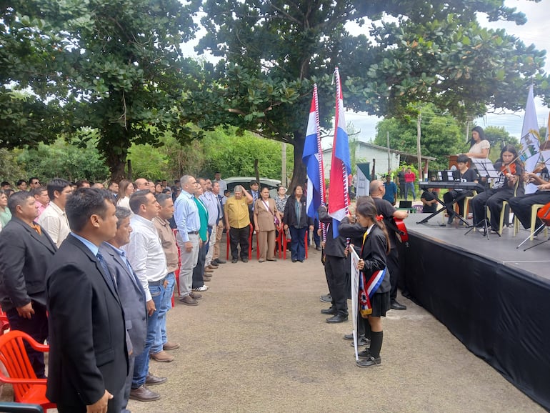 Autoridades presentes en la inauguración del local escolar: en la segunda fila, de camisa celeste, el gobernador Arturo Méndez.