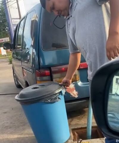 Denuncian aparente carga irregular de combustible en un servicentro de Petropar.