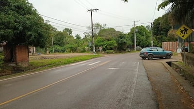 Alumnos de la Escuela Rosa Catalina Ventre cruzan a diario este lugar para llegar a la escuela. La zona no cuenta con veredas para caminar.