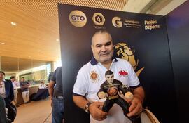 José Luis Chilavert presume el muñeco que le regalaron en el marco de la investidura al Salón de la Fama Internacional, en León (Foto gentileza de @ContrerasCANCHA)