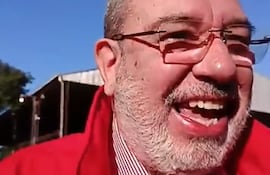 Justo Zacarías, tras percatarse de que olvidó su cédula cuando estaba frente a la mesa de votación.